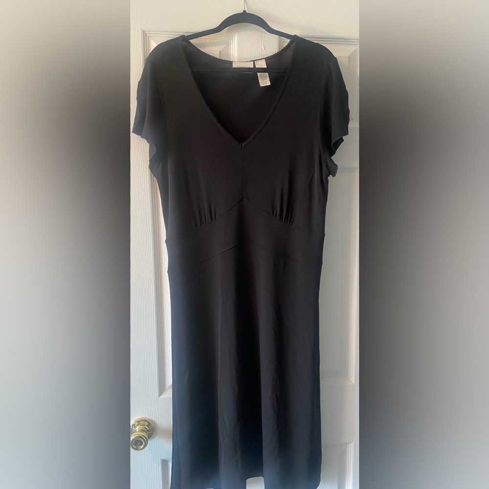 Short-sleeve black dress